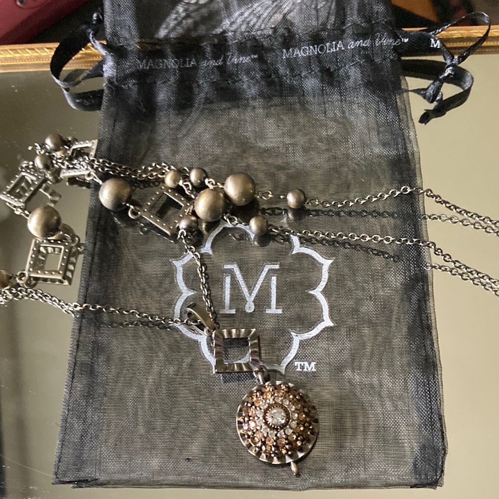 Interchangeable pendant necklace